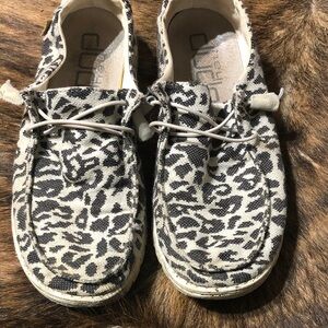 Hey Dude woman’s shoes in size 9